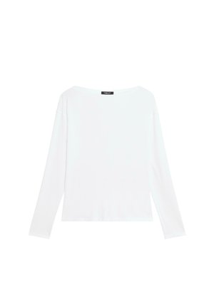 Wit shirt met lange mouwen en ronde hals, met een klein zwart label aan de achterkant van de kraag, weergegeven op een effen witte achtergrond.