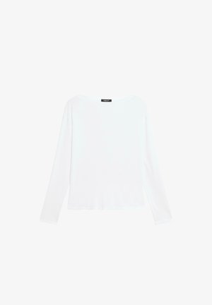 Wit shirt met lange mouwen en ronde hals, met een klein zwart label aan de achterkant van de kraag, weergegeven op een effen witte achtergrond.