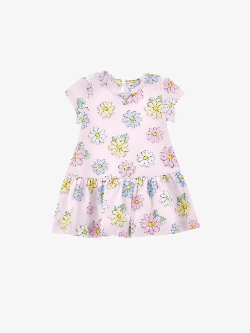 Różowa sukienka z krótkim rękawem, ozdobiona kwiecistym wzorem z żółtymi, niebieskimi i różowymi stokrotkami. Rozkloszowany dół z falbanką, wykonana z miękkiej bawełny.