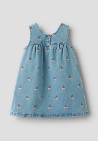 Sininen hihaton vauvanmekko, jossa on vaaleanpunaisia kirsikkakuoseja ja kaksi edessä olevaa nappia, yksivärisellä taustalla.