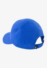 Blauwe katoenen pet met een gebogen klep, zespaneelconstructie, ventilatiegaatjes en een verstelbare band aan de achterkant met een merklabel.