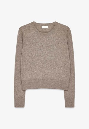 Gaiši brūns adīts džemperis ar apaļu izgriezumu, garām piedurknēm un ribotu aproču un apakšmalas apdari, izklāts plakans uz balta fona.