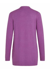 Langärmlige lila Strickjacke, aus gestricktem Material, mit geripptem Saum und Bündchen. Einfaches Design mit einem runden Kragen und ohne Verzierungen oder Muster.