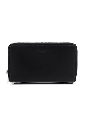 Schwarze rechteckige Lederbrieftasche mit Reißverschluss und dezent geprägt "Lancaster Paris"-Logo in der Mitte vorne.