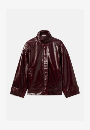 Glänzende dunkelburgunderfarbene Lederjacke mit hohem Kragen, vorderer Druckknopfverschluss, Seitentaschen und verstellbaren Druckknopfmanschetten.