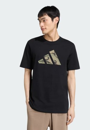 adidas Sportswear, ADIDAS CAMO THREE BAR LOGO GRAPHIC T SHIRT HERREN SPORTSHIRT - T-shirt con stampa - black