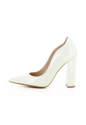 Weißer Damen-Pumps aus Lackleder mit spitzer Zehenkappe und dickem Blockabsatz auf weißem Hintergrund.