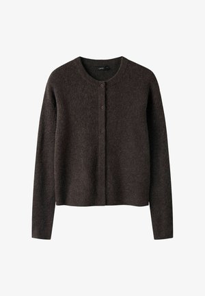 Cardigan marron foncé à manches longues boutonné, col rond, tissu doux et texturé, et ourlet droit.