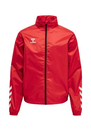 Czerwona sportowa kurtka na zamek z wysokim kołnierzem, białe logo Hummel na piersi i białe skośne paski na obu rękawach.