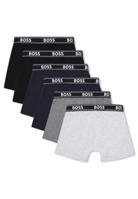 Σετ πέντε ζευγαριών μποξεράκια με μαύρη μέση που φέρει το λογότυπο "BOSS". Χρώματα περιλαμβάνουν μαύρο, σκούρο μπλε, γκρι και ανοιχτό γκρι.