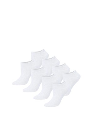 Acht Paar schlichte weiße Knöchelsocken, angeordnet in zwei versetzten Reihen auf weißem Hintergrund.