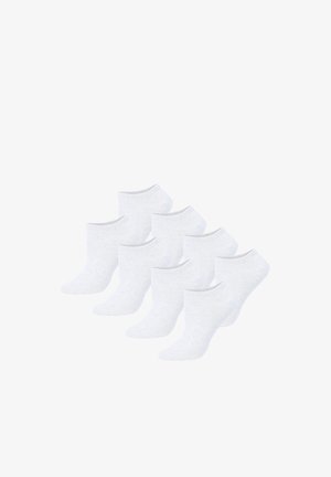 Acht Paar schlichte weiße Knöchelsocken, angeordnet in zwei versetzten Reihen auf weißem Hintergrund.