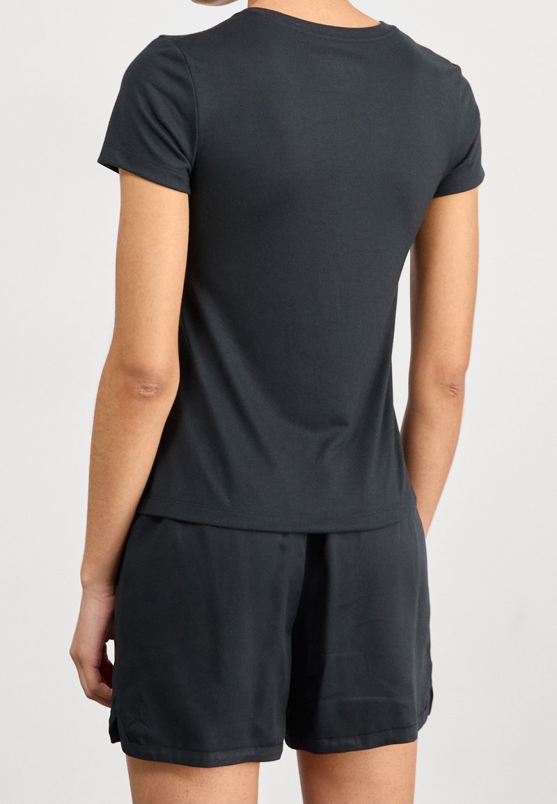 Černé tričko s krátkým rukávem vyrobené z měkké bavlny; přiléhavý design s kulatým výstřihem. Vzhled doplněný odpovídajícími šortkami pro sladěn ý vzhled.