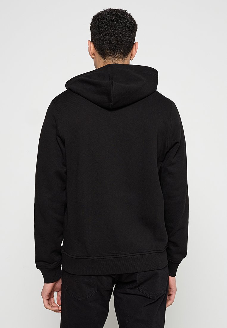 Sudadera con capucha negra hecha de una mezcla de algodón, con un color sólido, puños acanalados y un bolsillo tipo canguro. Diseño simple y minimalista.