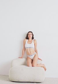 KARL LAGERFELD LOGO BRALETTE - Formujúca podprsenka - white