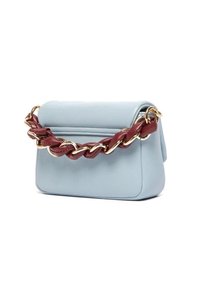 Borsa a mano in pelle blu chiaro con tracolla intrecciata borgogna, dettagli in metallo dorato e forma rettangolare arrotondata. Superficie testurizzata.