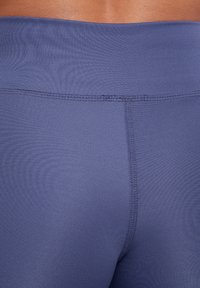 Leggings blu navy realizzati in un tessuto morbido ed elasticizzato. Presentano un ampio elastico in vita e cuciture piatte per un aspetto slanciato.