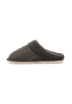 Pantofole lavorate a maglia grigio scuro con motivo a treccia, dotate di una morbida foderatura in pelliccia e una suola leggera di colore chiaro. Design con schiena chiusa.