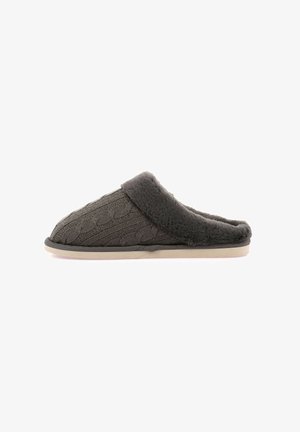 Pantofole lavorate a maglia grigio scuro con motivo a treccia, dotate di una morbida foderatura in pelliccia e una suola leggera di colore chiaro. Design con schiena chiusa.