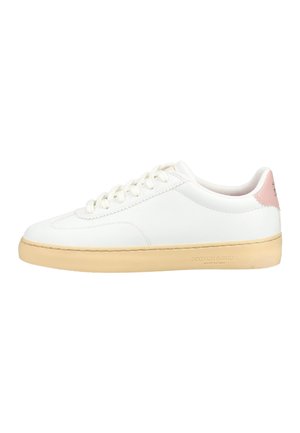 Witte lage leren sneaker met beige zool, witte veters en roze hielstuk, zijaanzicht met "Scotch & Soda Amsterdam" gegraveerd op de zool.