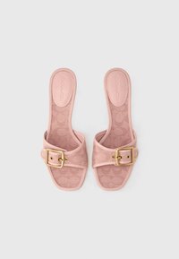 Τα ροζ σανδάλια με πλατφόρμα διαθέτουν υφασμάτινο επάνω μέρος με ανάγλυφη υφή, χρυσή αγκράφα, ανοιχτή μύτη και μαλακό πατάκι.