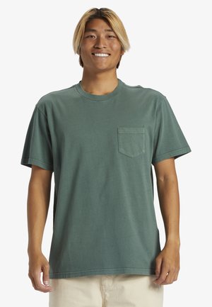 Grünes Baumwoll-T-Shirt mit Rundhalsausschnitt, kurzen Ärmeln und einer Brusttasche. Verfügt über einen lässigen Schnitt und eine glatte Texture.