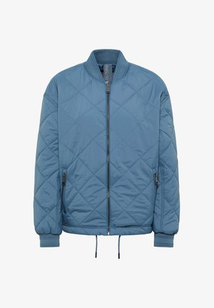 Sininen tikattu bombari takki, jossa on etuvetoketju, ribattu kaulus ja hihansuut, vetoketjulliset sivutaskut ja säädettävät nauhat helman kohdalla.