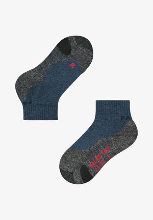 Niebieskie i szare skarpetki z textured wzorem, wzmocnioną piętą i palcami oraz czerwonymi akcentami logo. Krótkie na kostkę.