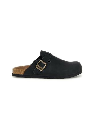 Zoccolo nero senza lacci con soletta in sughero, cinturino regolabile con fibbia e punta chiusa su sfondo bianco.