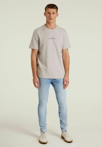 CHASIN' NORRIS - Marškinėliai su spaudiniu - light grey