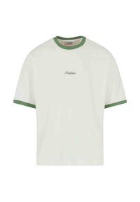 Camiseta blanca con cuello y puños de mangas acanalados en verde; presenta el texto "Prohibido" en una pequeña escritura en el frente. Diseño casual y amplio.