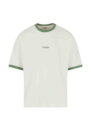 T-shirt blanc avec col en ribbed vert et poignets de manches; présente le texte "Interdit" en petite écriture sur le devant. Design décontracté et ample.