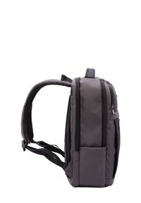 Zaino in tessuto grigio con forma rettangolare, numerosi scomparti con zip, spallacci imbottiti e una tasca laterale.