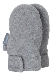 Graue gefütterte Fäustlinge mit einem umgeschlagenen Saum und einem kleinen Etikett auf einer Seite. Weiche Textur, abgerundete Form, entworfen für Wärme und Komfort.