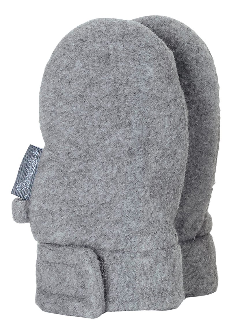 Graue gefütterte Fäustlinge mit einem umgeschlagenen Saum und einem kleinen Etikett auf einer Seite. Weiche Textur, abgerundete Form, entworfen für Wärme und Komfort.