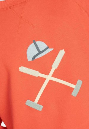 Sudadera naranja con un casco azul y herramientas beige en un patrón cruzado, con detalles bordados y una textura de tela suave.