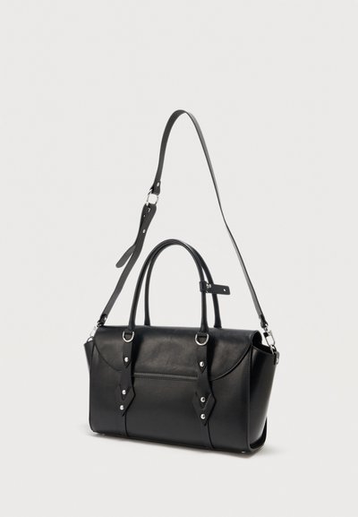 Sac à main rectangulaire en cuir noir avec doubles poignées, bandoulière longue réglable et ferrures argentées sur un fond clair uni.