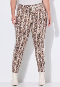 Bruine en beige slangenprint broek met een trekkoord taille en taps toelopende benen, met een gladde textuur en contrasterende zijpanelen.