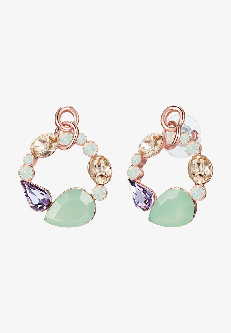 Obročaste uhane v rožnato zlatem, ki imajo zeleni, vijolični in prozorni fasetirani kamen, z mešanico solzastih in okroglih oblik.