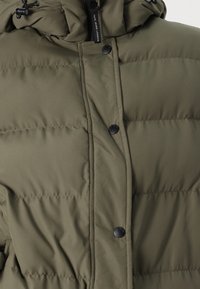 Olijfgroene pufferjack met een capuchon, voorzien van een ritssluiting en zwarte knopen. De stof is glad met een gevoerd textuur.
