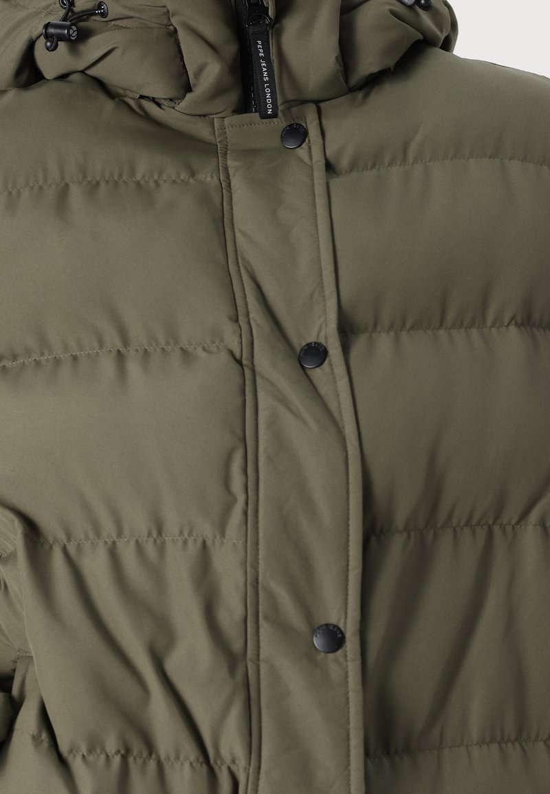 Chaqueta acolchada verde oliva con capucha, que presenta un cierre de cremallera y botones negros. La tela es suave con una textura acolchada.