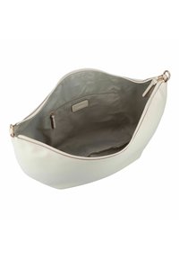 Cremfarbene Ledertasche mit glatter Textur, runder Form und Reißverschlussverschluss. Das Innere verfügt über eine einzelne Tasche und ein Logotag.