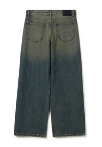 Jeans de pierna ancha con un degradado de jean azul claro a oscuro, con un clásico diseño de cinco bolsillos y un parche de cuero en la pretina.