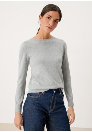 Helles grauer Strickpullover mit rundem Halsausschnitt und langen Ärmeln, kombiniert mit dunkelblauen Jeans. Glatte Textur und taillierte Passform.