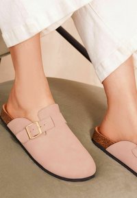 Friends Like These REGULAR FIT - BUCKLE COMFORT  FIT - Klumpaitės - pink
