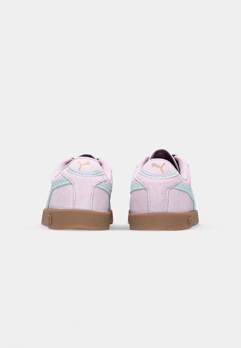 Sneakers in suede rosa con accenti azzurri. Suola in gomma e colletto imbottito. Dettaglio del logo dorato vicino al tallone. Design classico a basso profilo.