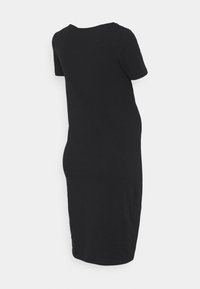 Abito nero a maniche corte, silhouette dritta, lungo fino al ginocchio, realizzato in tessuto morbido con una texture liscia e dettagli di design minimi.