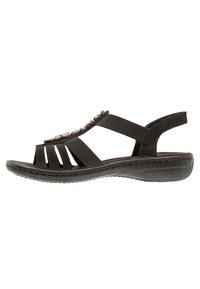 Czarne sandały z materiałowymi paskami, otwarty design na palcach, ozdobne metalowe akcenty z przodu i amortyzowana podeszwa dla komfortu.