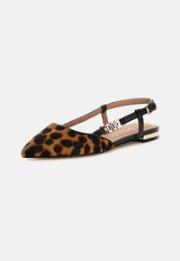 Leopardi mustriga slingback tasakaal, terav nina, pruuni ja musta karva sarnane tekstuur, must rihm koos hõbepandlaga ja madal kullaga aktsentidega konts.