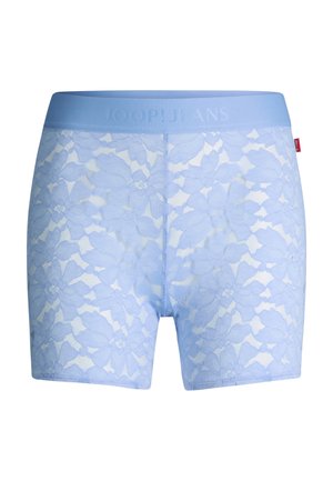 Nahaufnahme einer Person, die hellblaue florale Spitzen-Shorts mit breitem Bund und einem kleinen roten Etikett an der Seite trägt.